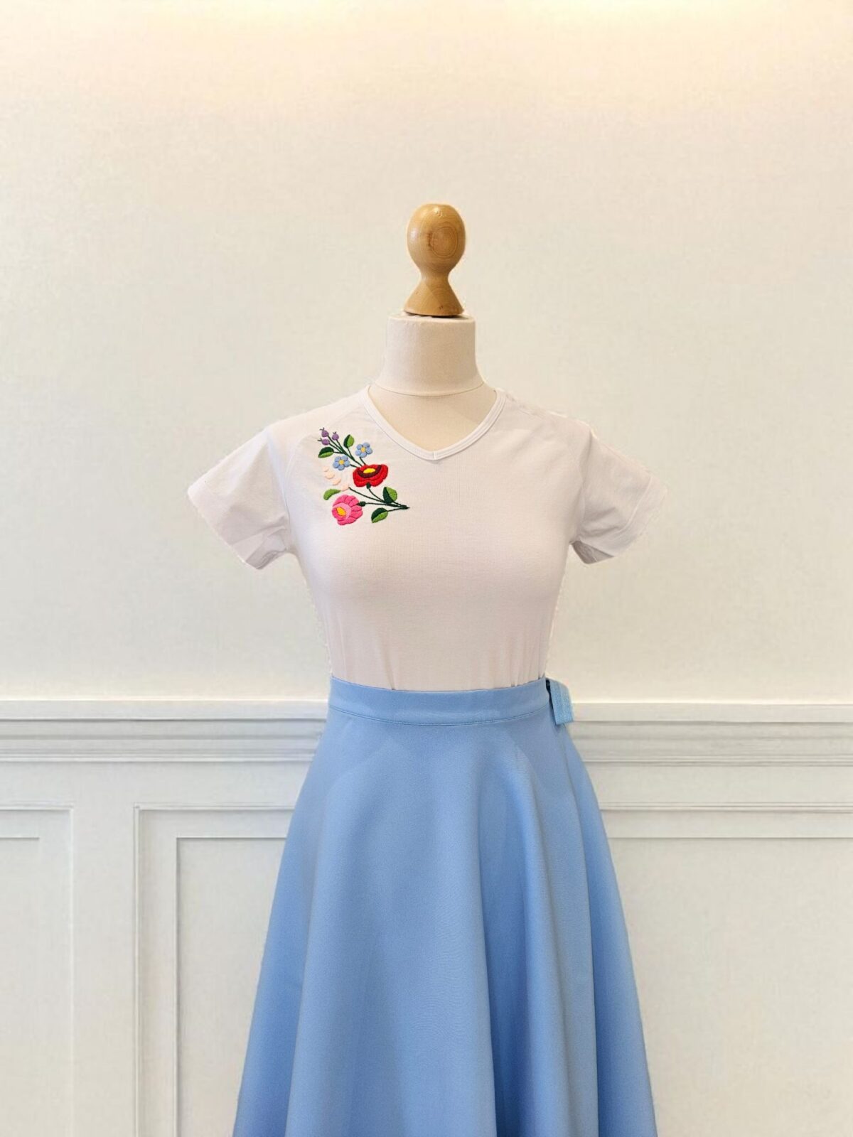 Hímzett női fehér póló - Image 4