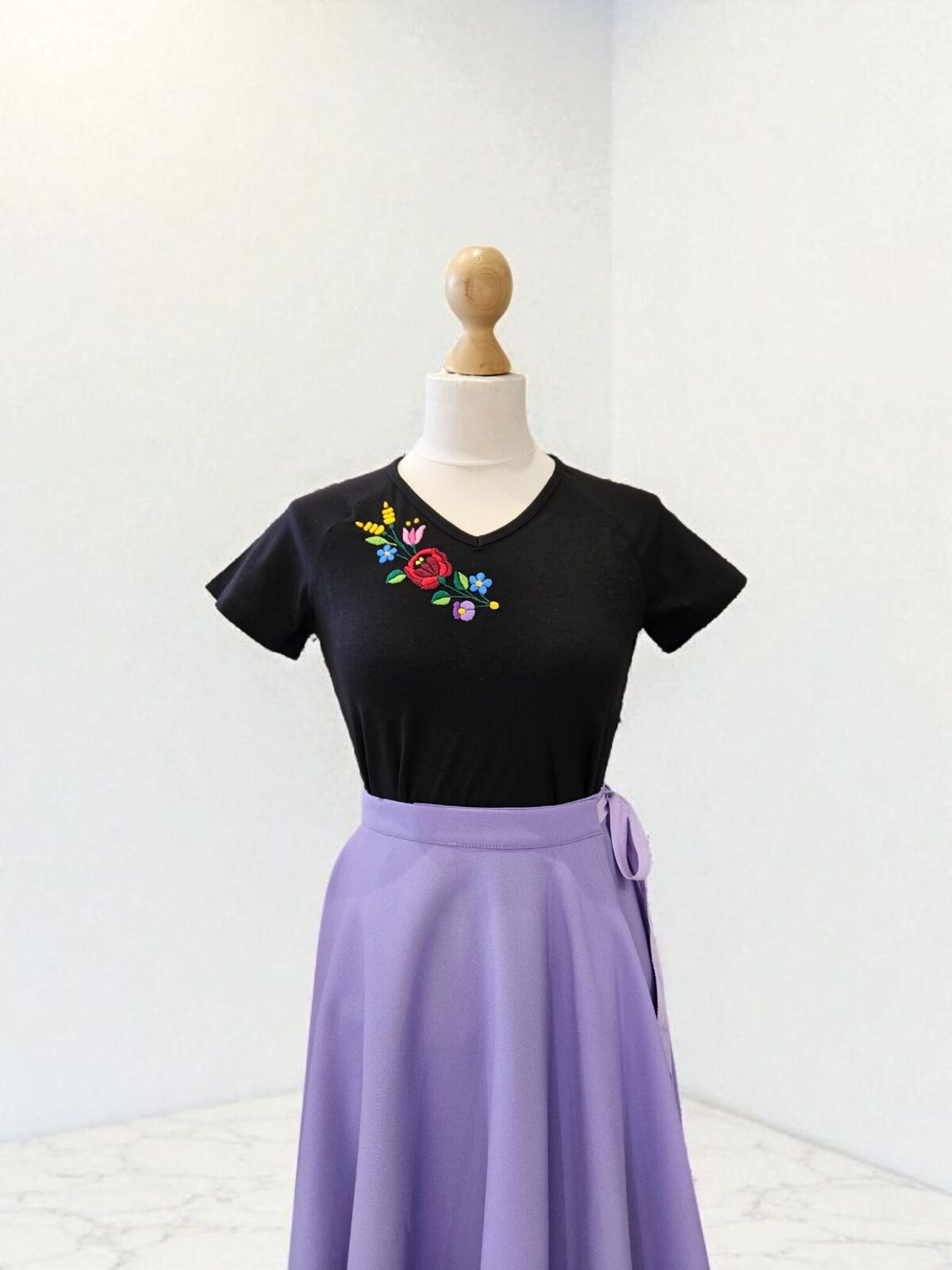 Hímzett női fekete póló - Image 5