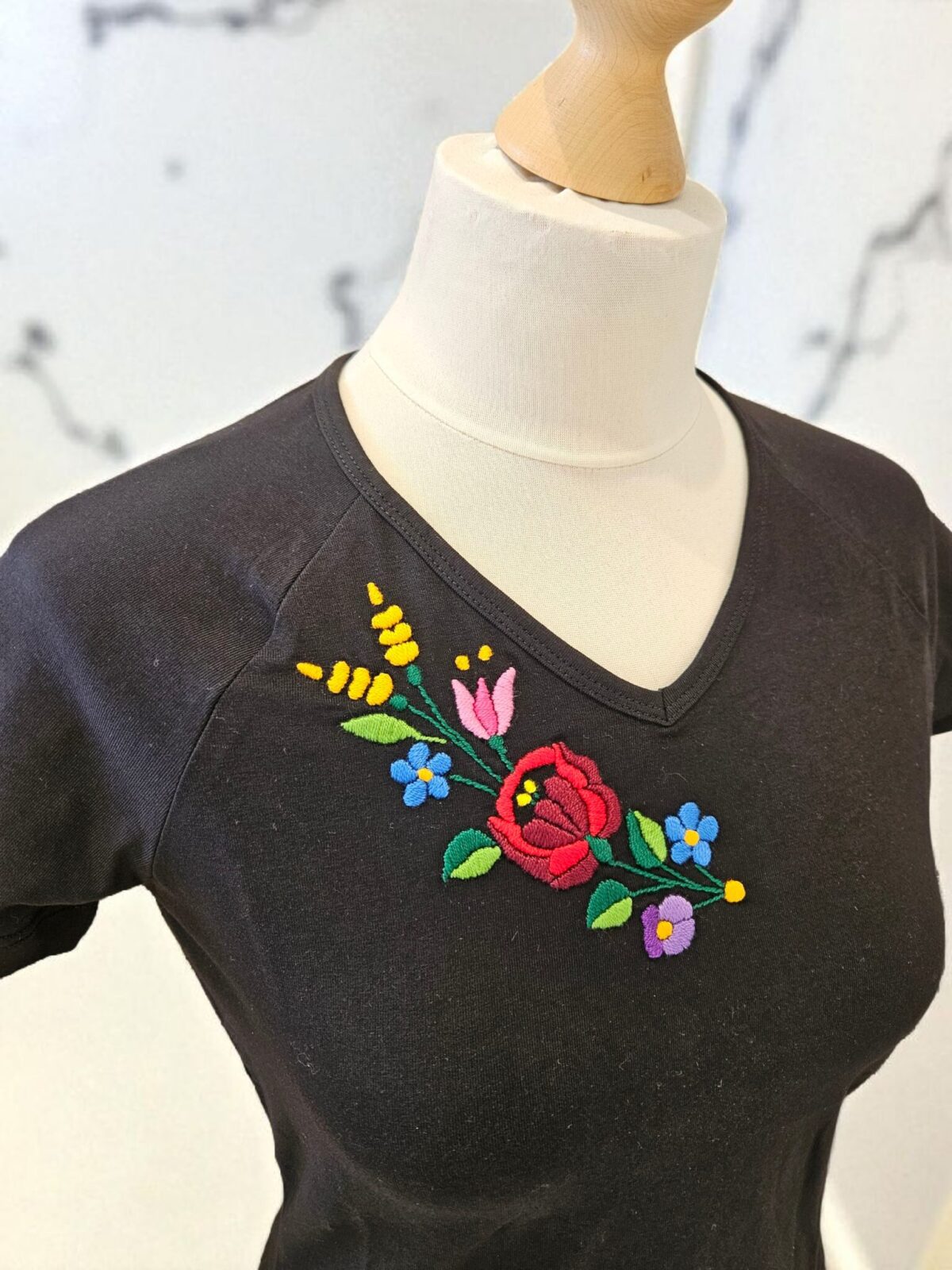 Hímzett női fekete póló - Image 4
