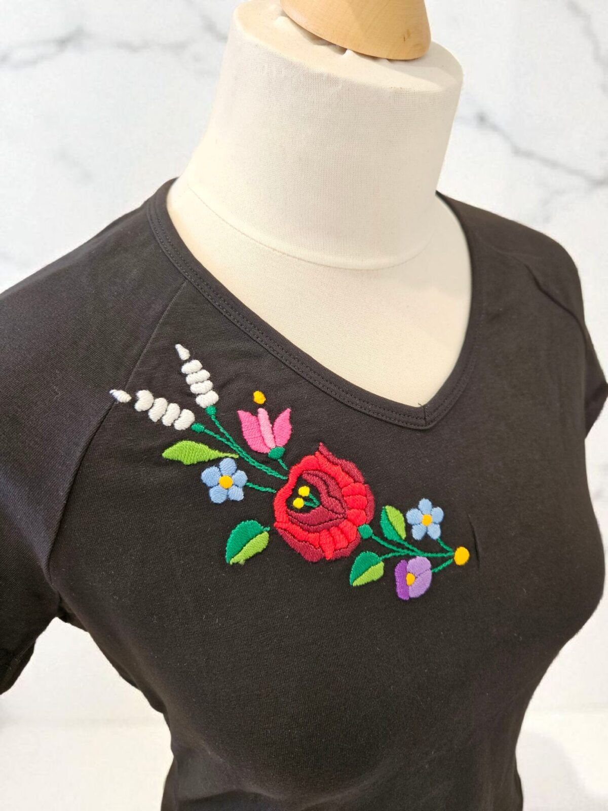 Hímzett női fekete póló - Image 3